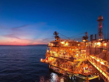 Arama ve üretim petrol ve gaz güç enerji Dünya kavramının süre akşam içinde köprü ile offshore İnşaat Platformu