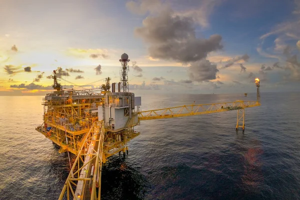 Akşamları petrol ve doğalgaz konsepti için güzel gökyüzü olan açık deniz petrol ve gaz platformu.