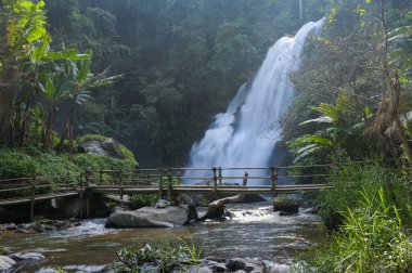 Tayland 'ın kuzeyindeki güzel Pha Dok Siaw Şelalesi doğal güzellikleri, dağ şelalesini ve manzarayı ziyaret etmek için bir yerdir.,