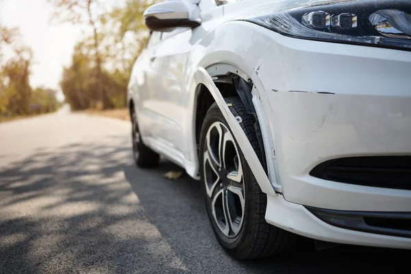 Beyaz araba küçük bir kaza geçirmiş. Ön tarafta hafif bir çarpışma olmuş. Sigorta temasını bekliyor..