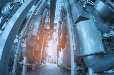 Petrol ve gaz işleme tesisleri modern endüstriyel sanayi enerji santralinin mavi ton konseptini gösteriyor.