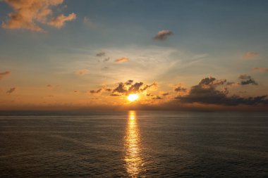 Altın gün doğumu ya da gün batımı, üzerinde büyük bir bulut asılı ve gökyüzü güzel sessiz atmosfer yalnız hissediyor.