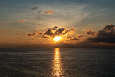 Altın gün doğumu ya da gün batımı, üzerinde büyük bir bulut asılı ve gökyüzü güzel sessiz atmosfer yalnız hissediyor.