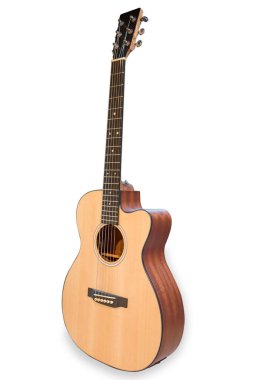 Beyaz arkaplan üzerinde izole edilmiş akustik kesme gitar.