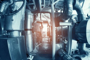 Sanayi fabrikası konsepti, ekipman, kablolar ve borular modern bir endüstriyel enerji santralinde ya da kıyı platformunda bulunabilir..