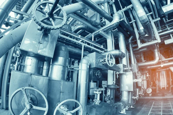 Sanayi fabrikası konsepti, ekipman, kablolar ve borular modern bir endüstriyel enerji santralinde ya da kıyı platformunda bulunabilir..