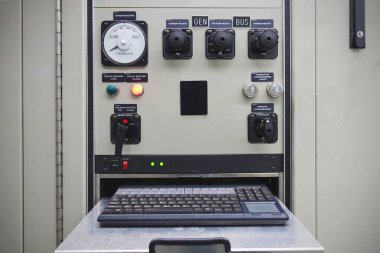 Elektrik santralinin güç jeneratörü veya dönen ekipman için elektrik anahtarı paneli.