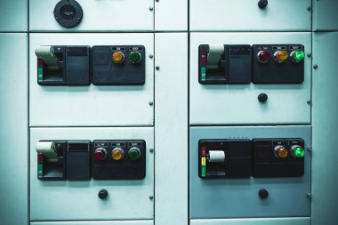 Sanayi fabrikası konsepti için ana şalter odasında elektrik sigortası kutusunu değiştir..