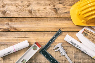 Mimar işyeri üstten görünüm. Proje inşaat planları ve araçlar ahşap masa, mühendislik alanı kopyalayın