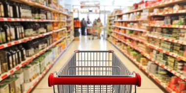 Süpermarkette alışveriş. Alışveriş sepeti boş bulanıklık bakkal koridor arka plan üzerinde kırmızı saplı. 3D çizim