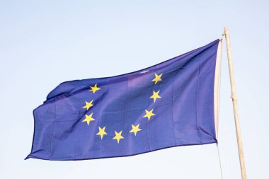 AB bayrağı. Avrupa Birliği bayrağı sallayarak mavi gökyüzü arka plan üzerinde beyaz kutup