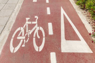 Bisiklet şeritli. Bisiklet işaret ve beyaz kırmızı asfalt yol yön oku