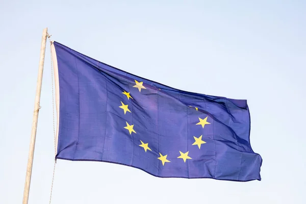 Прапор Прапор Європейського Союзу Білий Полюс Розмахуючи Фоні Синього Неба — стокове фото