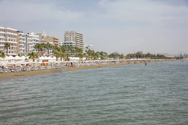 Cipro Larnaca Estate Edifici Più Piani Fronte Mare Spiaggia Sabbiosa — Foto Stock