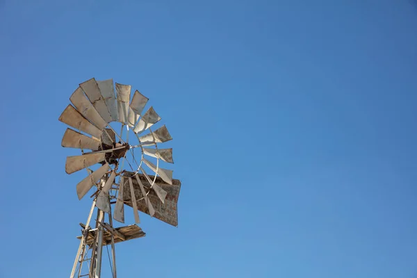 Multi Blads Windpump Blauwe Hemelachtergrond Tekst Voor Ruimte — Stockfoto