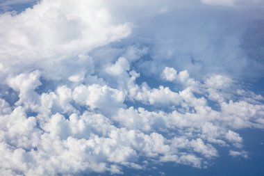 Bulutlu gökyüzü arka plan. Uçak pencereden görüntüleme.