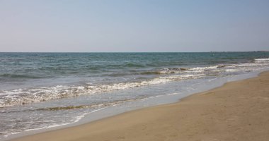 Sandy beach. Islak kum ve deniz su arka plan, çapraz görünüm