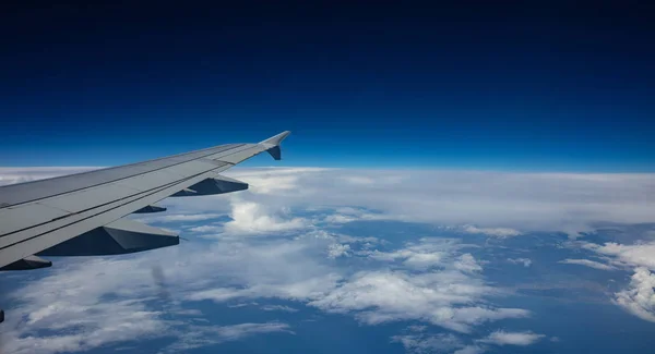 Plane Wing Blue Sky Background View Out Airplane Window — Stock Photo, Image