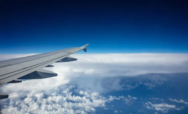 Plane Wing Blue Sky Background View Out Airplane Window — Stock Photo, Image