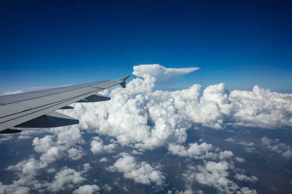 Plane Wing Blue Cloudy Sky Background Plane Flying Clouds — Stock Photo, Image