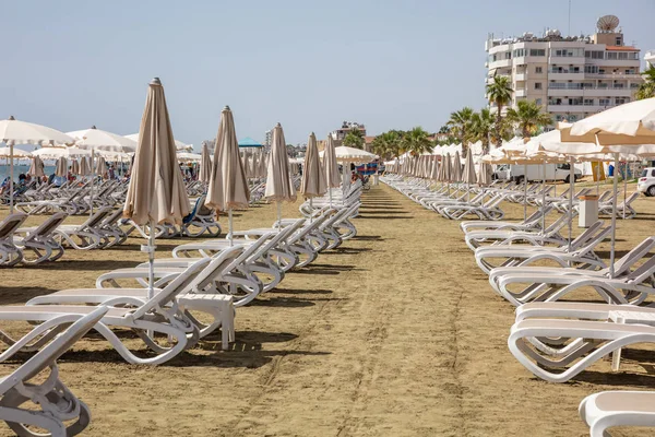 Larnaca Ciprus Díjas Makenzie Stranddal Üres Napozóágyak Napernyők Homok — Stock Fotó