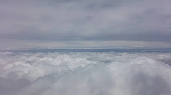 曇り空の背景。飛行機窓の外を見る. — ストック写真