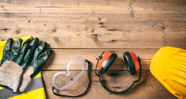 İnşaat site emanet. Koruyucu baret, kulaklık, eldiven ve gözlük ahşap arka plan, kopya alanı, üzerinde görünümü top