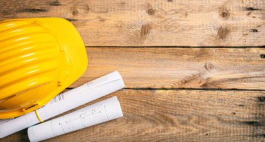 İnşaat site emanet. Top sarı koruyucu sabit hat ve drrawings ahşap arka plan, kopya alanı, üzerinde görünümü
