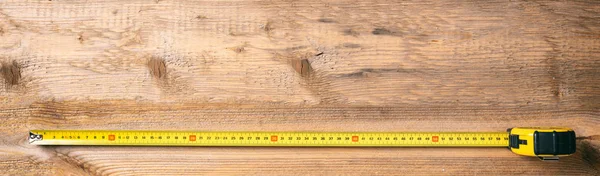 Schreinerwerkzeug Maßband Auf Holzgrund Banner Kopierraum Draufsicht — Stockfoto