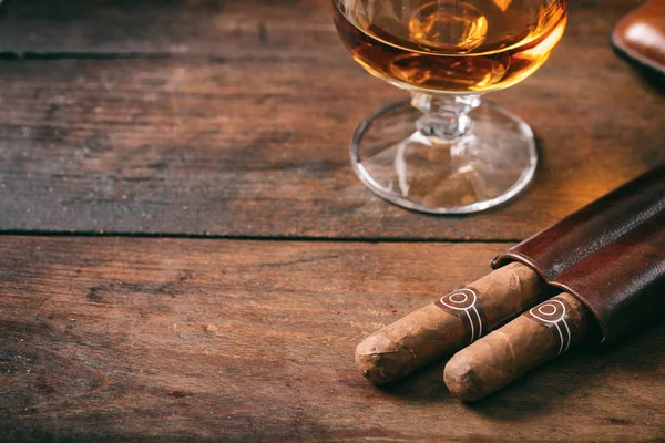 Kubanska Cigarrer Och Ett Glas Konjak Konjak Trä Bakgrund Närbild — Stockfoto