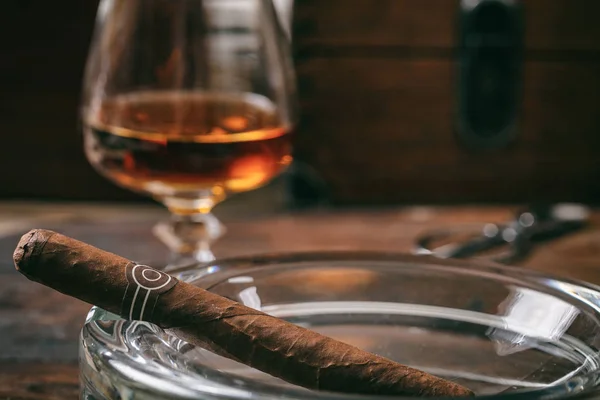Kubanische Zigarre Aschenbecher Ein Glas Schnaps Holzhintergrund Kopierraum Kosmetikansicht Mit — Stockfoto