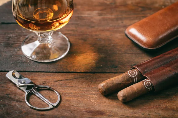 Puros Cubanos Vaso Brandy Coñac Sobre Fondo Madera Vista Cerca —  Fotos de Stock