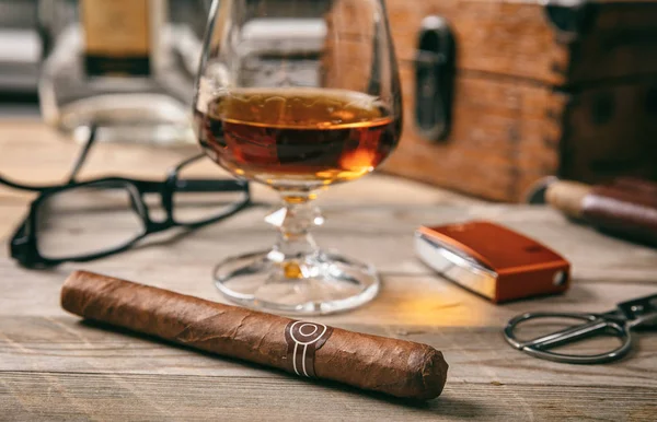 Kubanische Zigarre Und Ein Glas Cognacbrand Auf Holzgrund Nahaufnahme Mit — Stockfoto