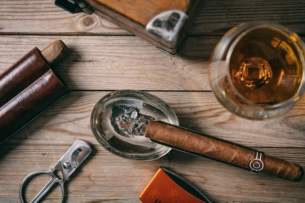 Cigarro Cubano Una Copa Brandy Coñac Sobre Fondo Madera Vista —  Fotos de Stock