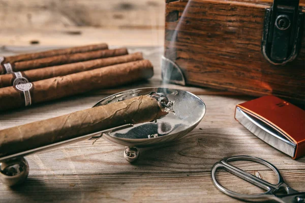 Kubanische Zigarren Und Raucherzubehör Auf Holzgrund — Stockfoto