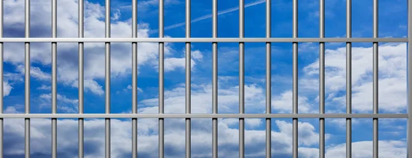 Freiheitsbegriff Gefängnis Gitterstäbe Auf Blauem Himmelhintergrund Banner Illustration — Stockfoto