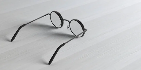 眼镜的概念 眼镜圆黑色金属与处方透镜 被隔绝在木背景 — 图库照片