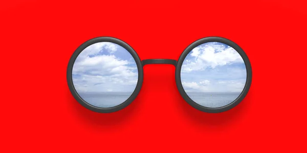 太阳镜圆金属黑色与海看法镜子在透镜 被隔绝在红色背景 — 图库照片
