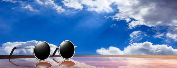 Літня Концепція Сонцезахисні Окуляри Круглі Чорною Лінзою Дерев Яній Поверхні — стокове фото