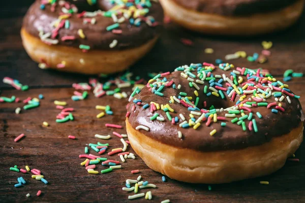 Concepto Pasteles Donuts Con Glaseado Chocolate Con Aspersiones Sobre Fondo — Foto de Stock
