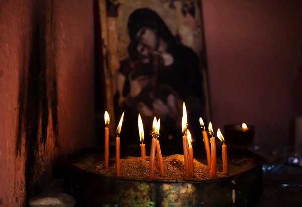 Concetto Rituale Sacro Candele Preghiera Candelabro Con Sabbia Immagine Sfocata — Foto Stock