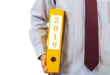 İş takvim yılı 2019. Beyaz arka plan, kırpma yolu üzerinde bir Ciltçi klasör holding Yöneticisi