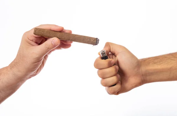 Kouření Kubánský Doutník Mužské Ruce Zapalovač Jiné Ruce Izolované Bílém — Stock fotografie