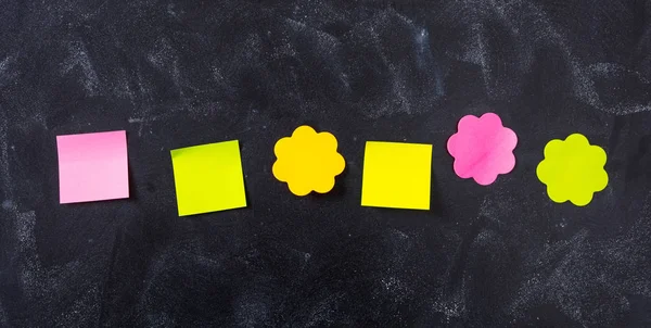 Schulkonzept Sechs Bunte Notizen Verschiedenen Formen Mit Kopierraum Auf Tafel — Stockfoto