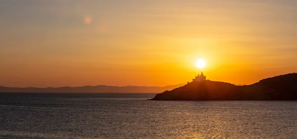 Στη Μεσόγειο Θάλασσα Ηλιοβασίλεμα Πάνω Από Ένα Φάρο Στο Νησί — Φωτογραφία Αρχείου