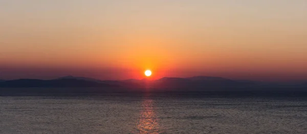 Στη Μεσόγειο Θάλασσα Όμορφο Ηλιοβασίλεμα Ανατολή Ηλίου Πάνω Από Νησιά — Φωτογραφία Αρχείου