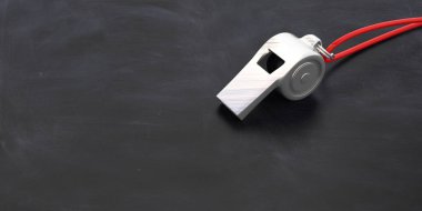 Koç düdük, okul yazı tahtası arka planda, kopya alanı izole kırmızı string ile metal. 3D çizim