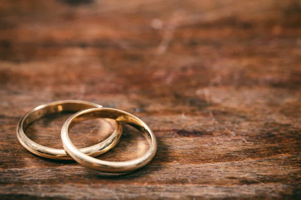 Par Anéis Casamento Dourados Fundo Madeira Espaço Cópia — Fotografia de Stock