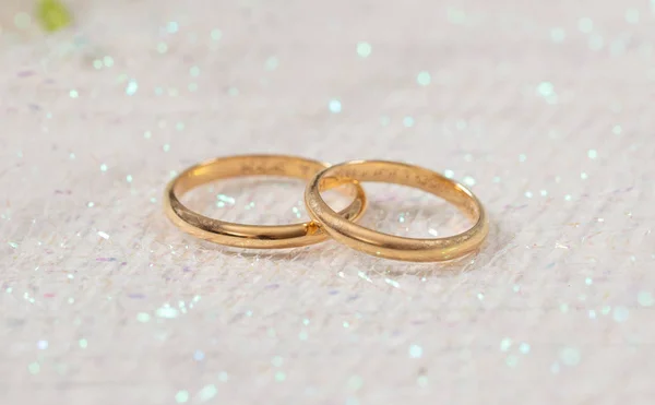 Ein Paar Goldene Eheringe Auf Weißem Glänzenden Hintergrund — Stockfoto