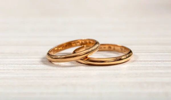 Pair Golden Wedding Rings White Wooden Background — Stock Photo, Image